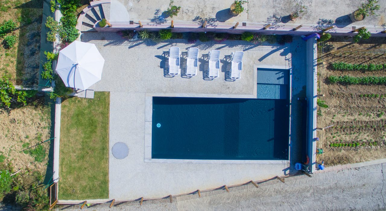 vista dall'alto piscina privata - La Morra
