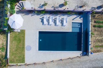 vista dall'alto piscina privata - La Morra
