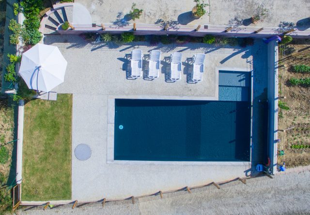 vista dall'alto piscina privata - La Morra