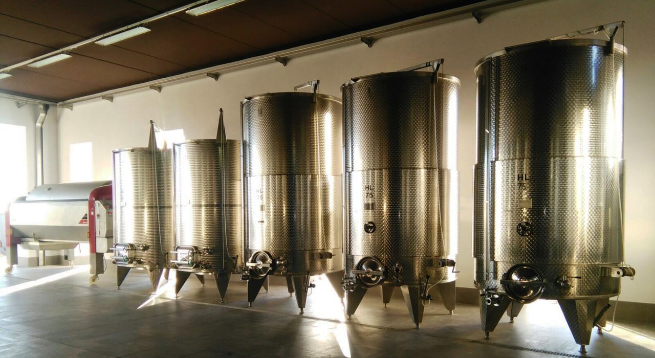 Dettaglio interno cantina sita a La Morra